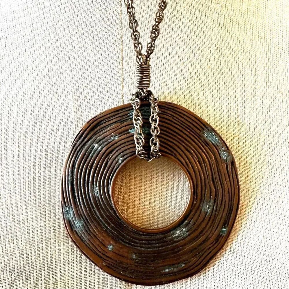 Copper tone circle pendant necklace